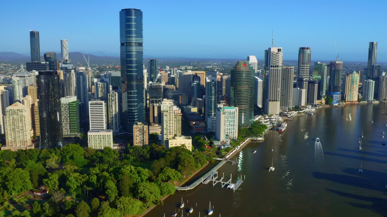 Brisbane Skytower og City Botanic Gardens ved flodbredden i den australske delstat Queensland