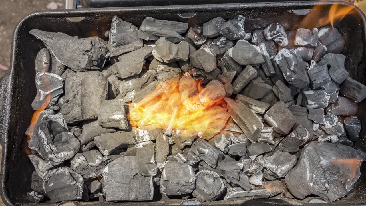 bbq 그릴 에서 불타는 석탄 에 불타는 불 의 영화