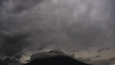 Sturm-Und-Blitz-über-Dem-Vulkan-Agua-In-Guatemala