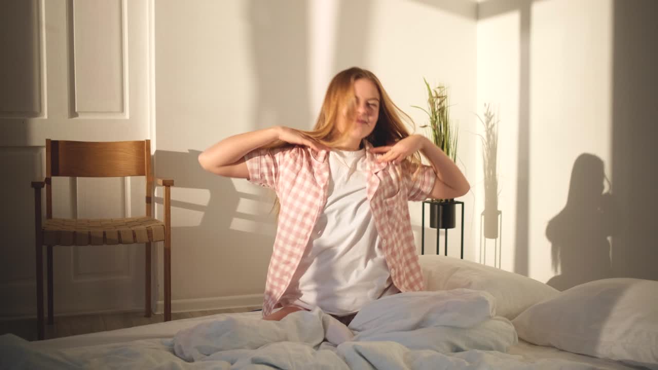 una mujer muy activa bailando en la cama.