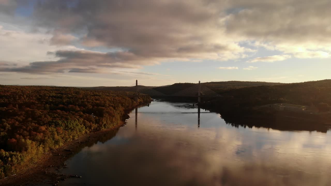 toma aérea de un puente angosto de penobscot con la puesta de sol en el fondo