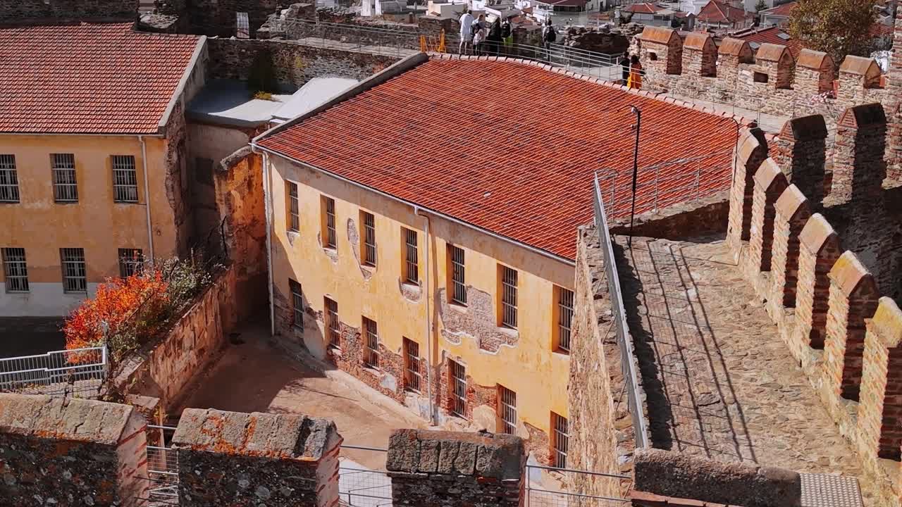 Edificio storico e mura del castello in Grecia di giorno