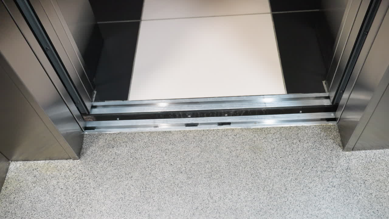 엘리베이터에 들어가는 검은 부츠 다리의 1인칭 관점, 사람이 들어가는 순간을 포착합니다.