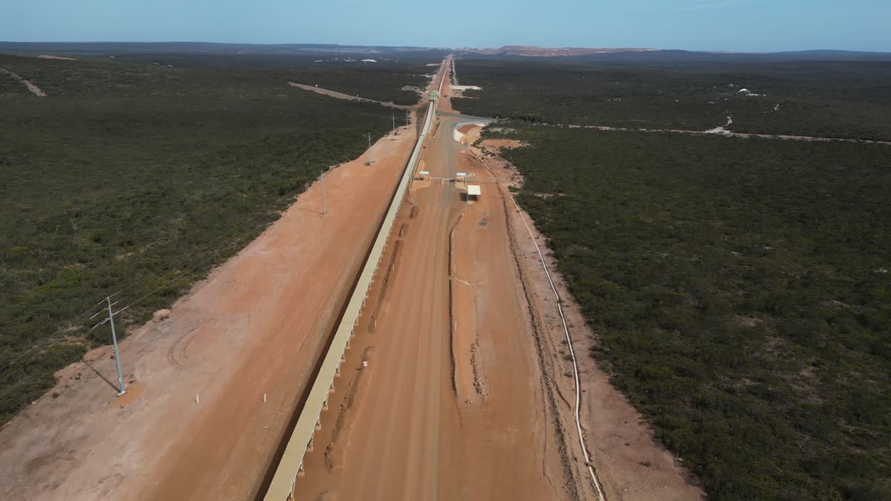sistema de cinta transportadora de minería en la mina abierta de níquel, australia occidental