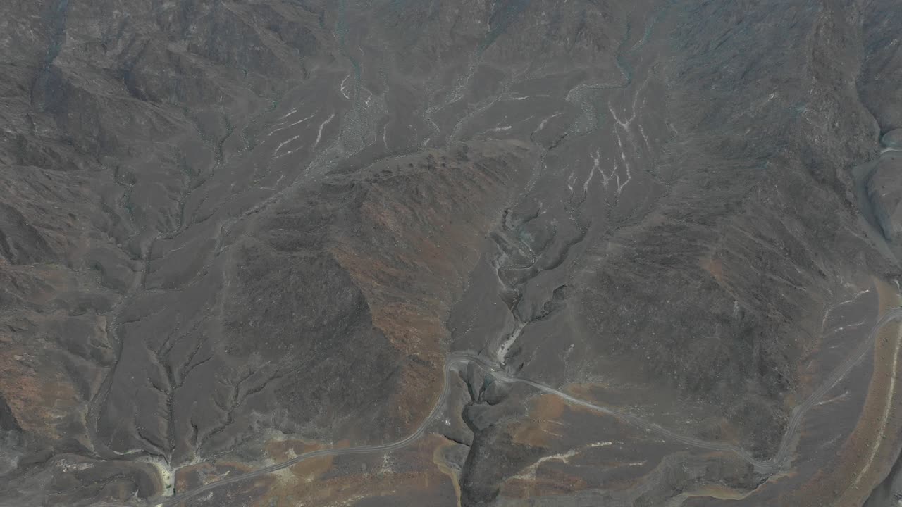 вид с высоты птичьего полета на гору, освещенную восходом солнца