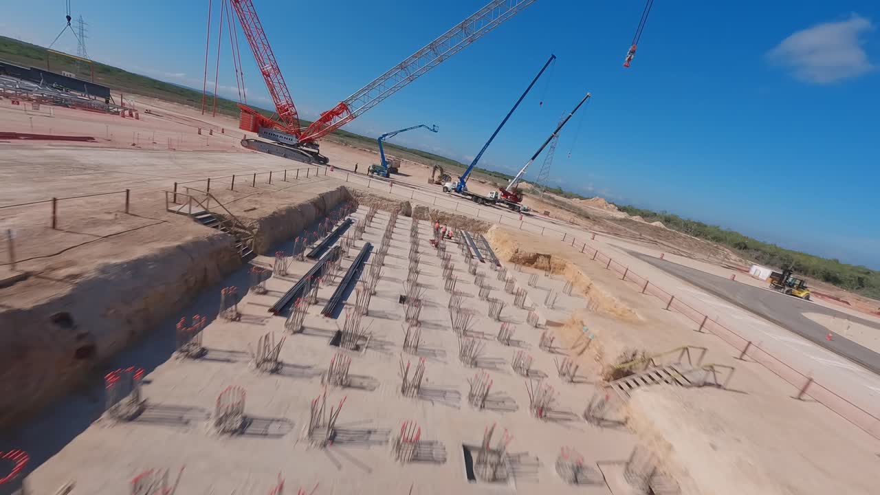 cimientos de hormigón en el suelo con grúas torre en el proyecto de planta termoeléctrica en construcción