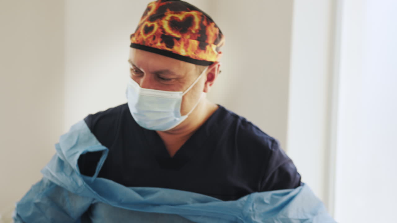 personal médico que se prepara para el procedimiento