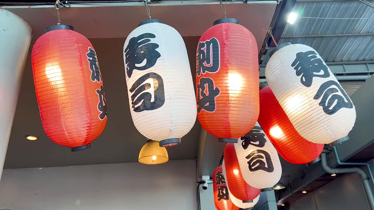 las linternas de colores se balancean suavemente en pattaya, tailandia