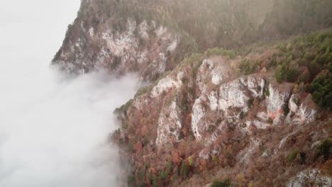 Imágenes-Aéreas-Con-Un-Dron-Sobre-Varita-Hohe-En-La-Baja-Austria-Con-Mucha-Densidad-De-Niebla