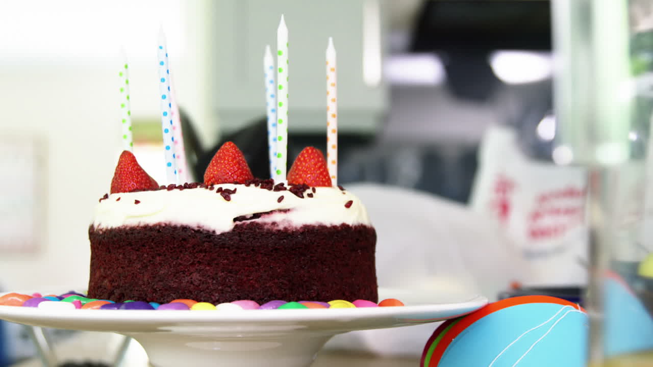 familia feliz celebrando un cumpleaños