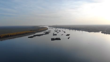 vista aérea de pontones flotantes en el río danubio al amanecer.