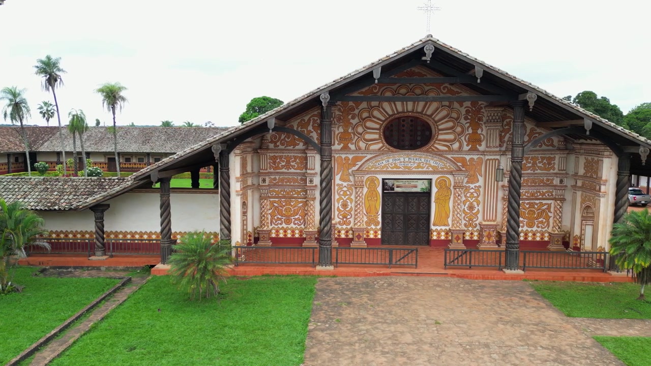 Rekaman udara rendah bergerak melewati fasad katedral di Concepcion, Bolivia