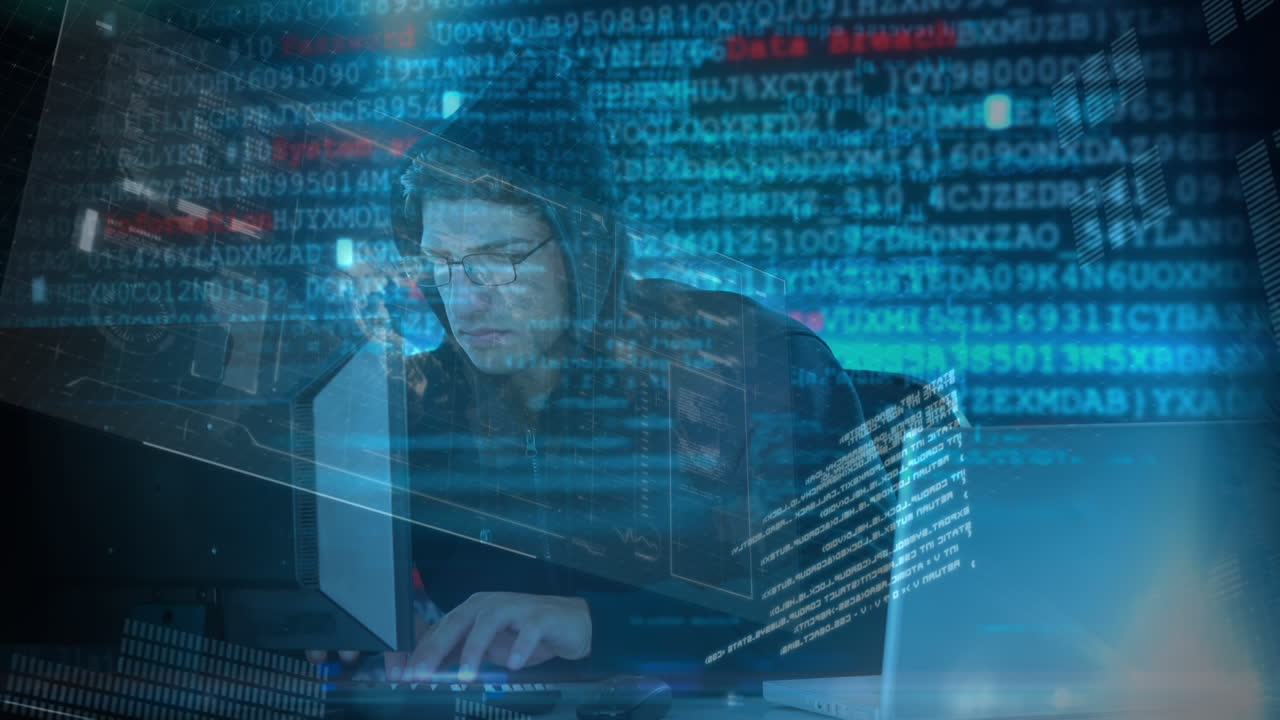 animación del procesamiento de datos sobre un hacker de computadoras caucásico en balaclava usando una computadora