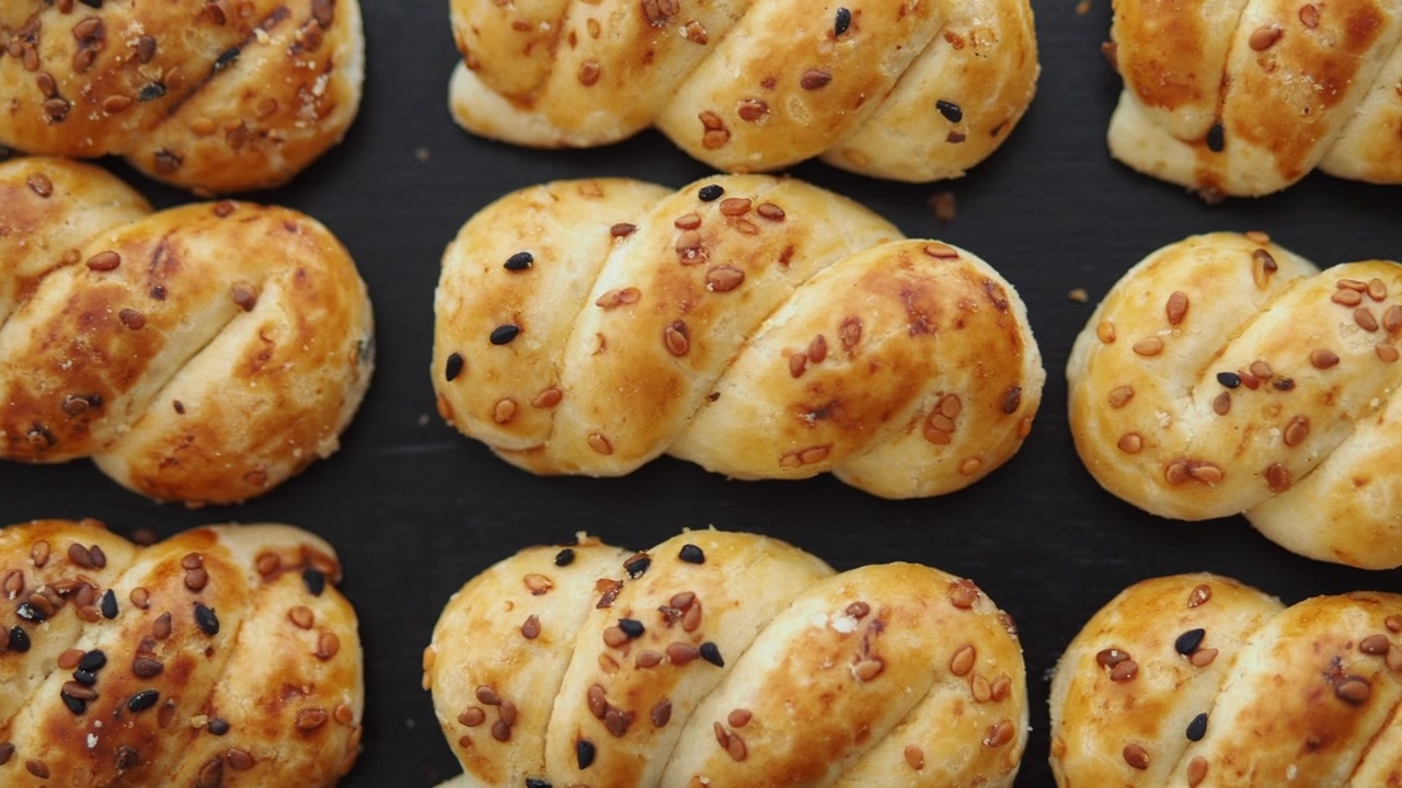 Panini intrecciati appena sfornati con semi di sesamo