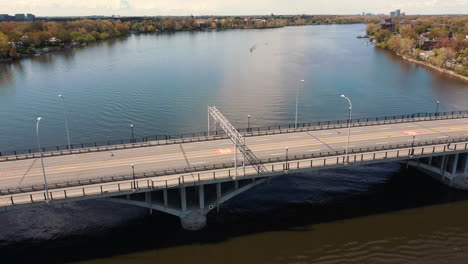 Brücke,-Fluss,-Luftaufnahme,-Drohnenansicht,-Straße,-Vorbeifahrende-Autos,-Stadt,-Transport,-Verkehr,-Wahrzeichen,-Szene,-Infrastruktur,-Panorama,-Städtisch,-Stadtbild,-Natur,-Skyline-Der-Stadt