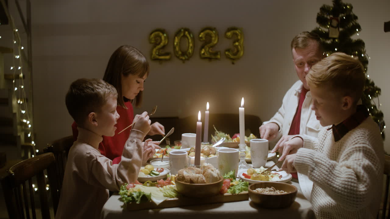 リビングで新年の夜の祝い