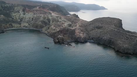 Vuela-Sobre-Una-Mina-De-Hierro-Costera,-Explora-Su-Historia-Y-La-Cautivadora-Interacción-Entre-Los-Restos-Industriales-Y-La-Belleza-De-La-Naturaleza-En-Esta-Impresionante-Vista-Aérea