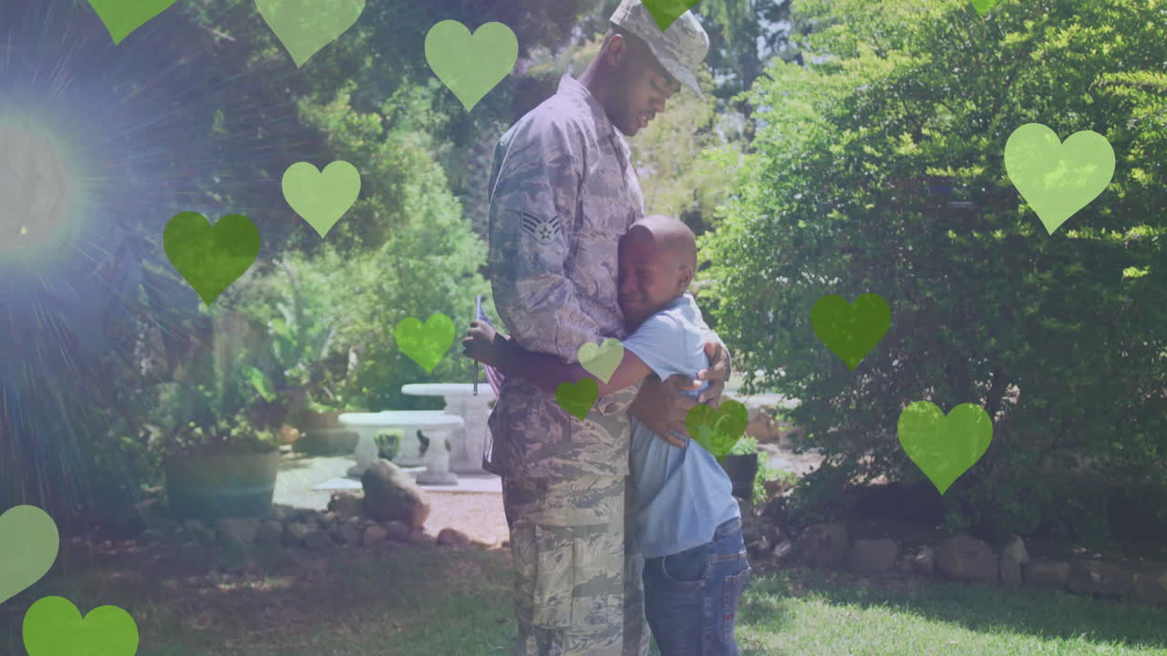 анимация сердец над счастливым афроамериканским солдатом отец обнимает сына