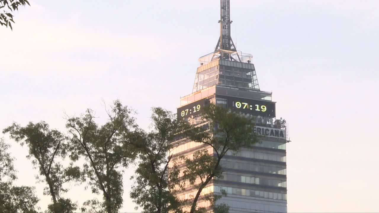 Medium close up of Latin Tower (Torre Latinoamericana) during morning in México City.