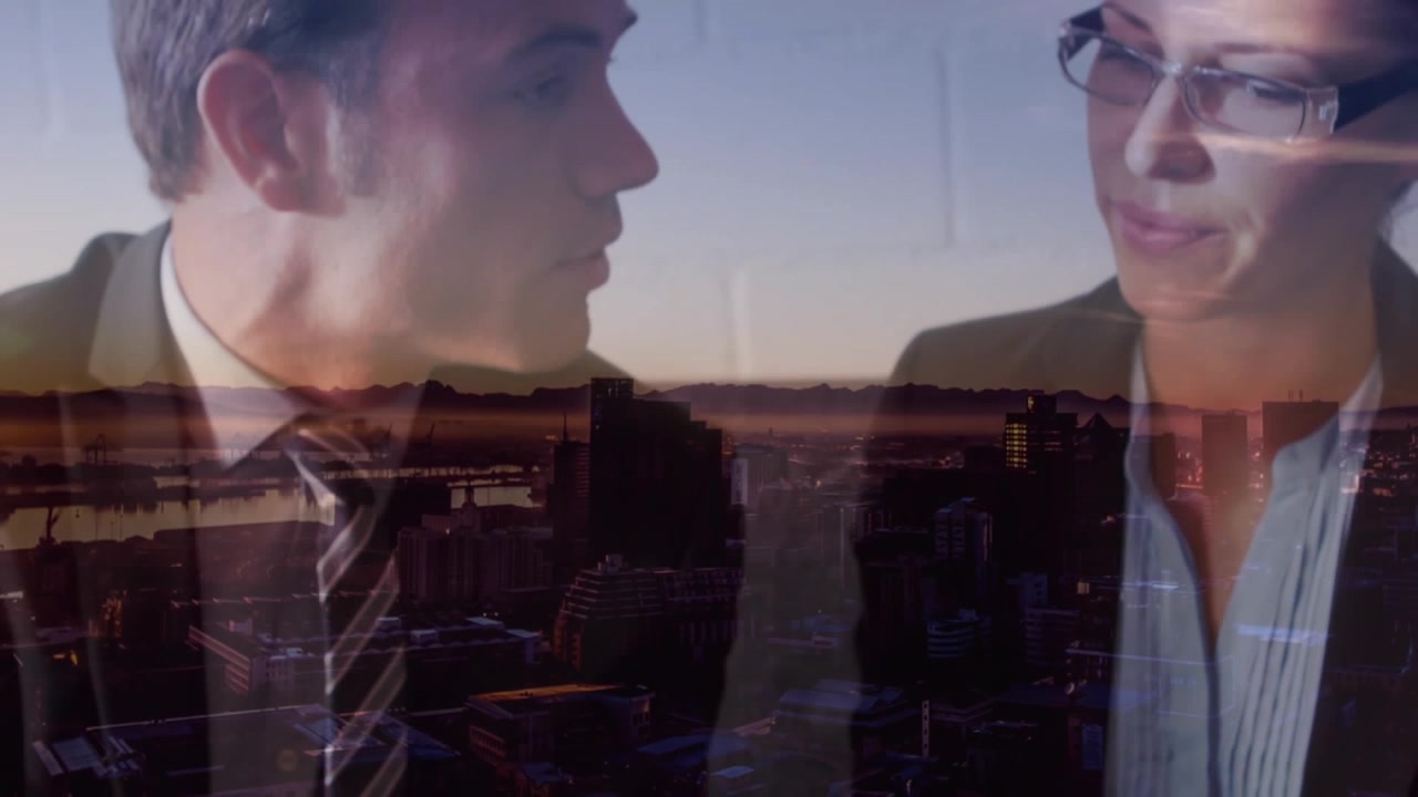Professionisti aziendali che discutono con sovrapposizione dello skyline della città.