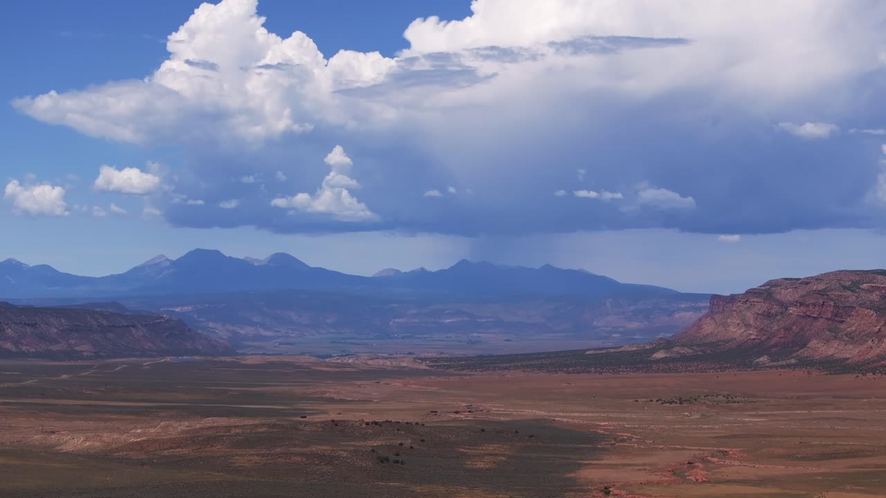 colorado utah frontera drone aéreo círculo movimiento derecho moab valle español la sal montaña rocosas carreteras telluride condado de montrose verano seco redvale norwood lluvia tormenta nubes soleadas