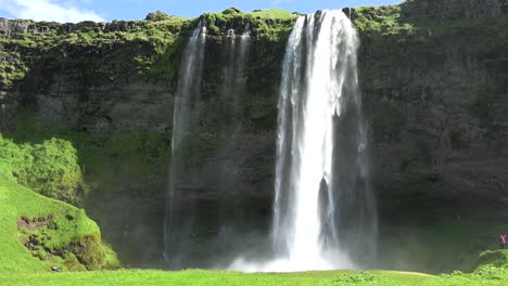 La-Increíble-Cascada-Seljalandsfoss-En-Islandia-Cae-Sobre-Un-Espectacular-Acantilado