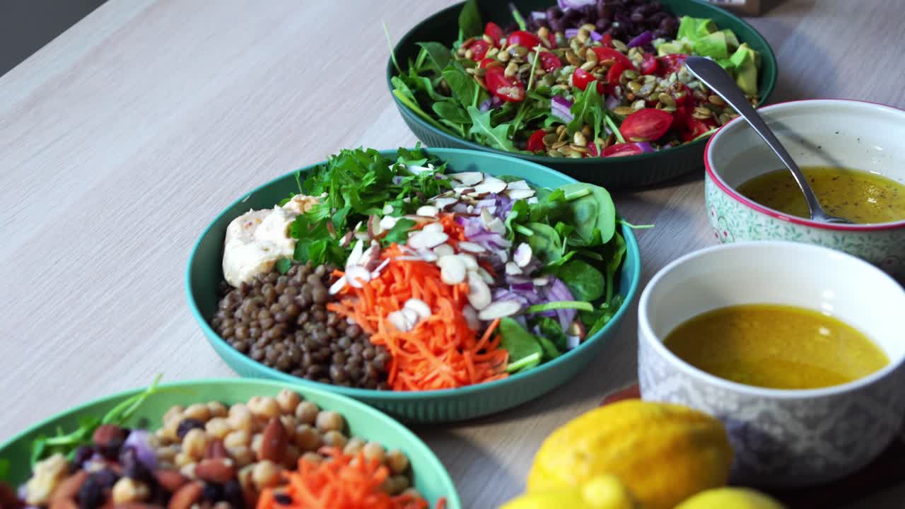 la preparación de los platos de ensalada la elaboración de una ensalada la adición de tomates zanahorias espinacas guisantes limones cebollas nueces aderezo a la vista