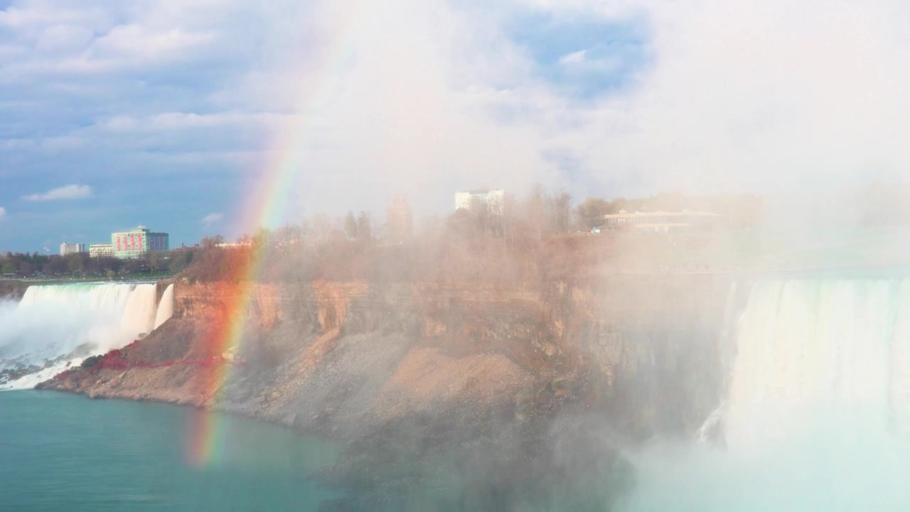 Arcobaleno vivido sopra le Cascate Americane alle Cascate del Niagara.
