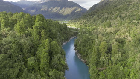 Famoso-Río-Azul-A-Través-Del-Desfiladero-De-Hokitika-En-La-Isla-Sur-De-Nueva-Zelanda,-Antena