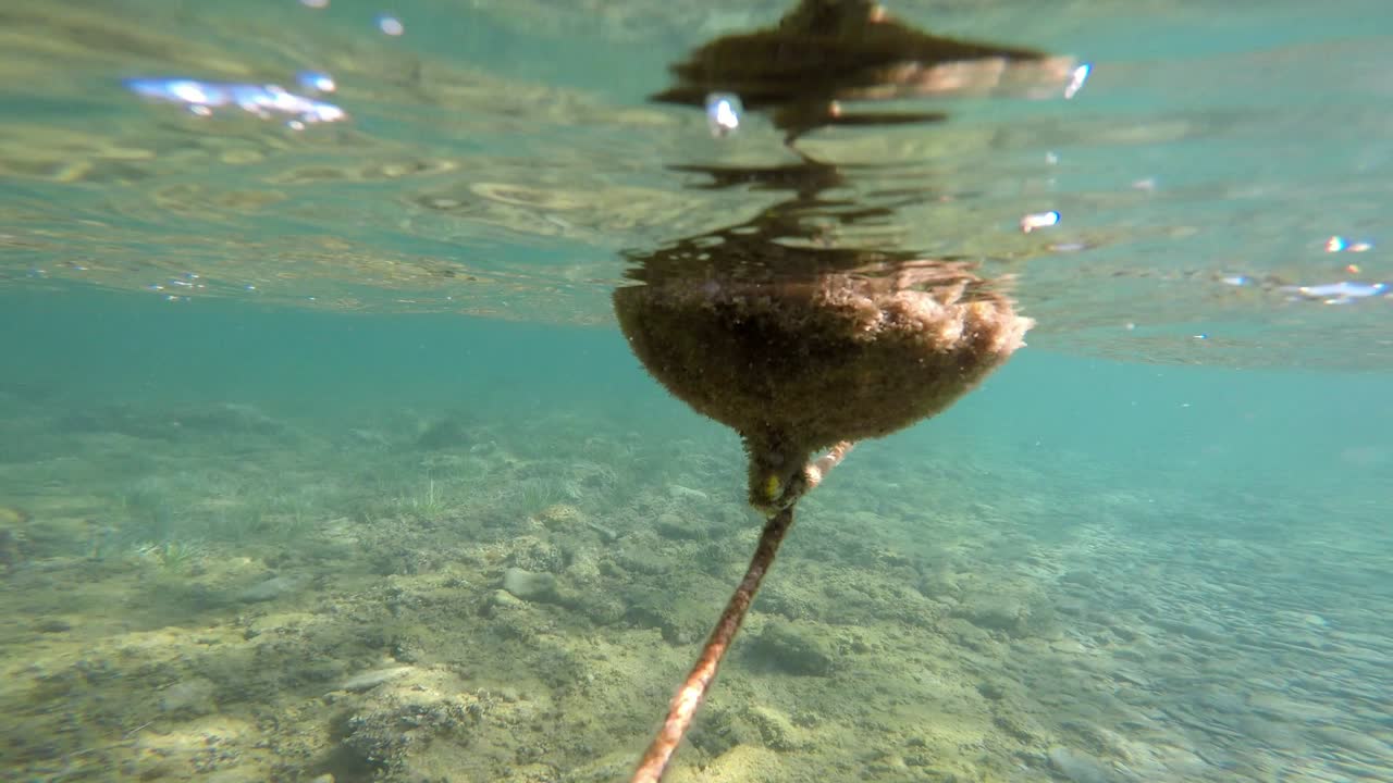 la boya amarilla se balancea, balanceándose en las olas del océano