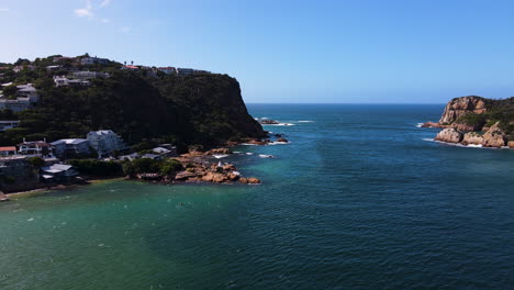 Antena-Descendente-Más-Allá-De-Un-Pequeño-Faro-Blanco-A-La-Cabeza-De-La-Laguna-Knysna