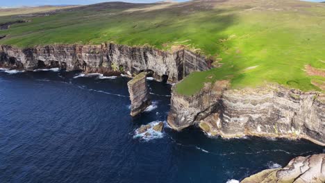 Vista-Aérea-De-La-Pintoresca-Costa-De-Orkney,-Escocia,-Reino-Unido