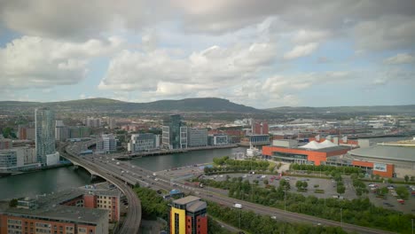 Amplia-Toma-Aérea-Viajando-En-Reversa-Sobre-El-Centro-De-La-Ciudad-De-Belfast.