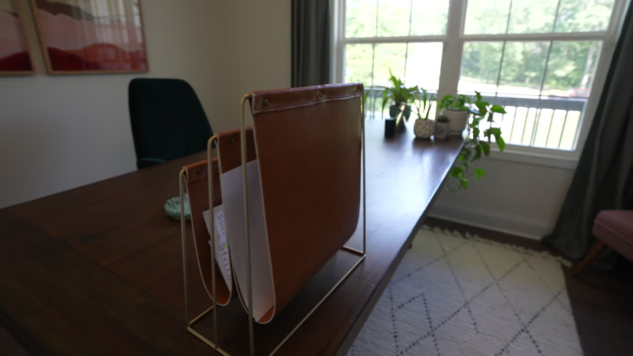 현대적인 홈 오피스 공간에서 책상 궤도를 도는 샷, 집에서 일하기, 기업가 라이프스타일