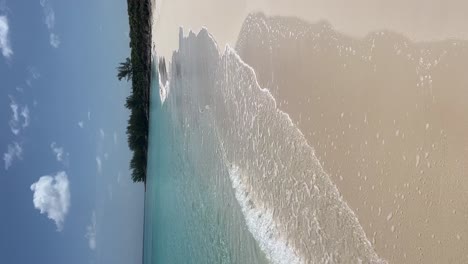 Las-Olas-Del-Mar-De-Aguas-Turquesas-Llegando-A-La-Arena-Blanca-De-La-Costa