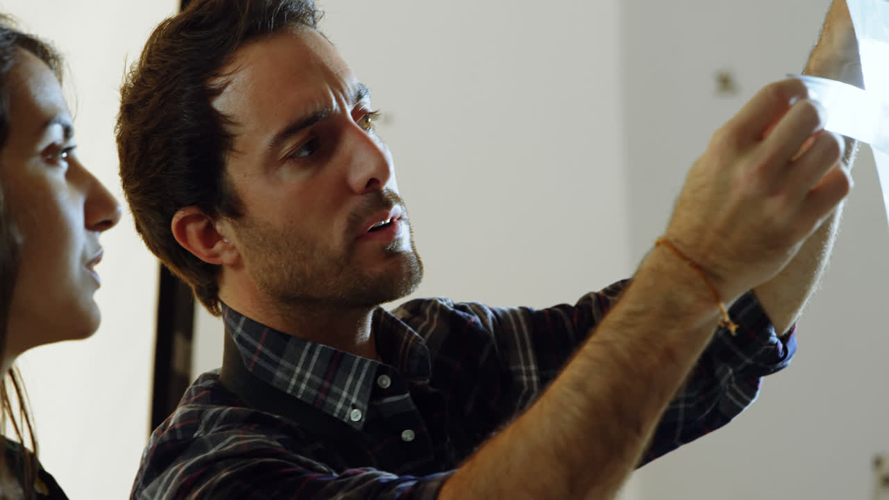 네거티브 필름을 확인하는 사진작가들 4k