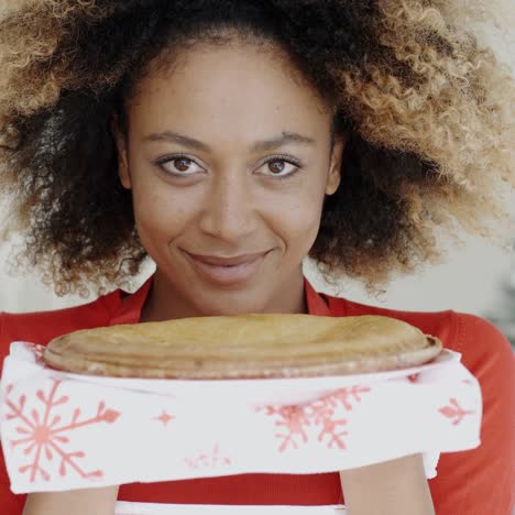 mujer joven con una tarta navideña fresca