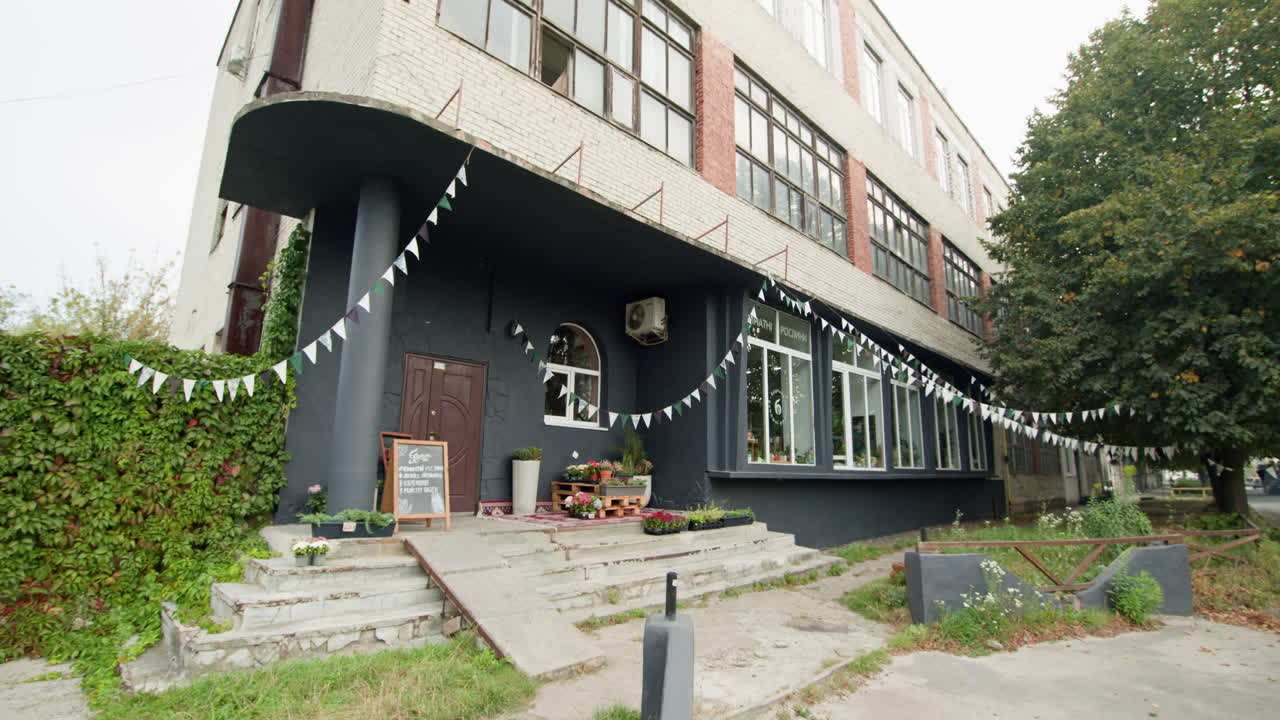 exterior de la tienda de flores con decoraciones en un porche de edificio