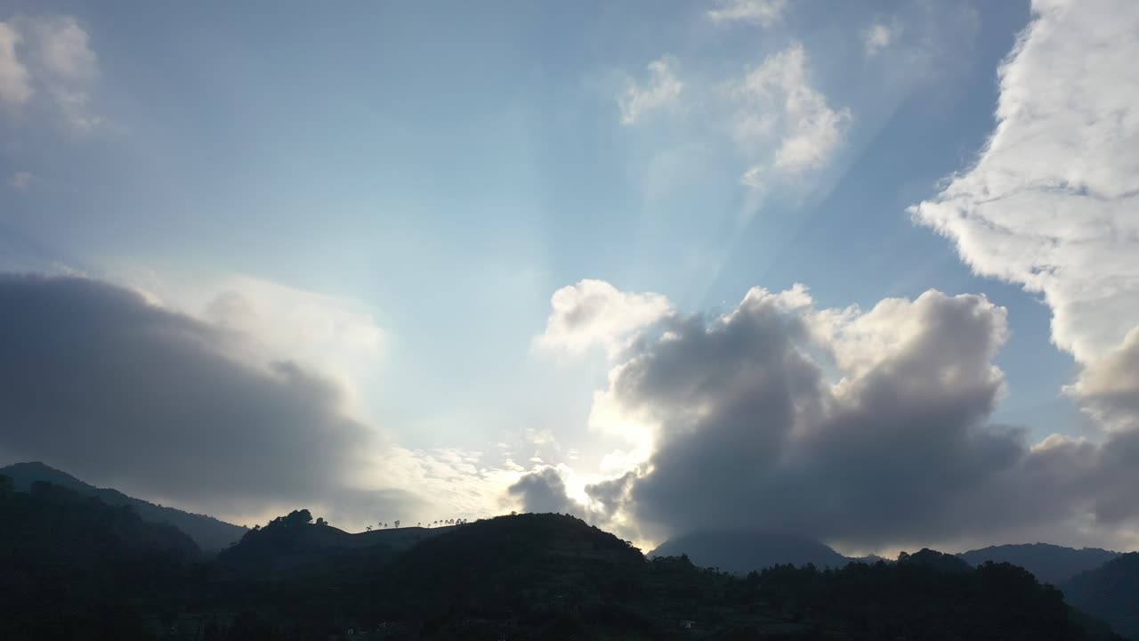 극적인 구름과 함께 산의 해가 뜨고 해가 지는 것