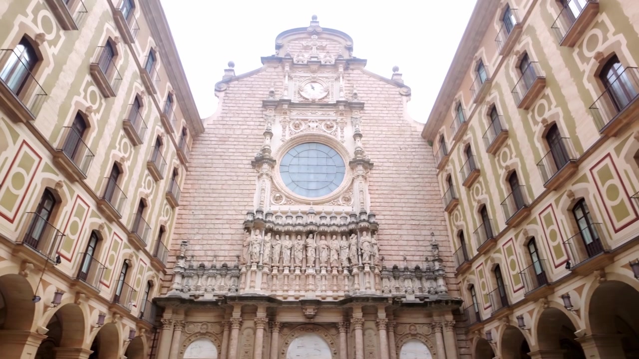 Facciata architettonica della basilica del Monastero di Montserrat in Spagna