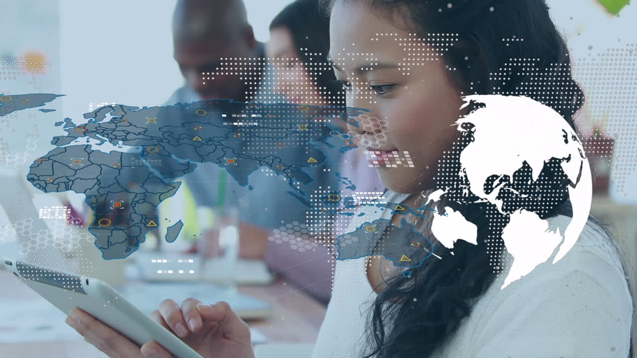 animación del mapa del mundo sobre diversas personas de negocios hablando