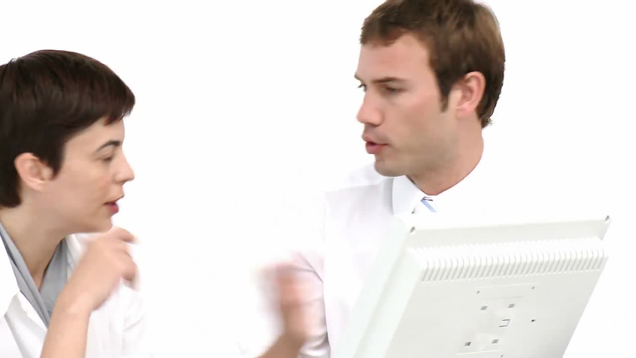 진지 한 사업가 들 이 함께 컴퓨터 에서 일 하고 있다