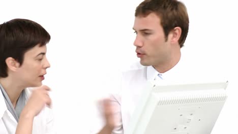 personas de negocios serias trabajando juntas en una computadora
