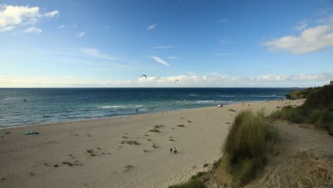 Surfer-Genießen-Meeresaktivitäten-Am-Tropischen-Strand-Von-Hayle-In-Cornwall,-England