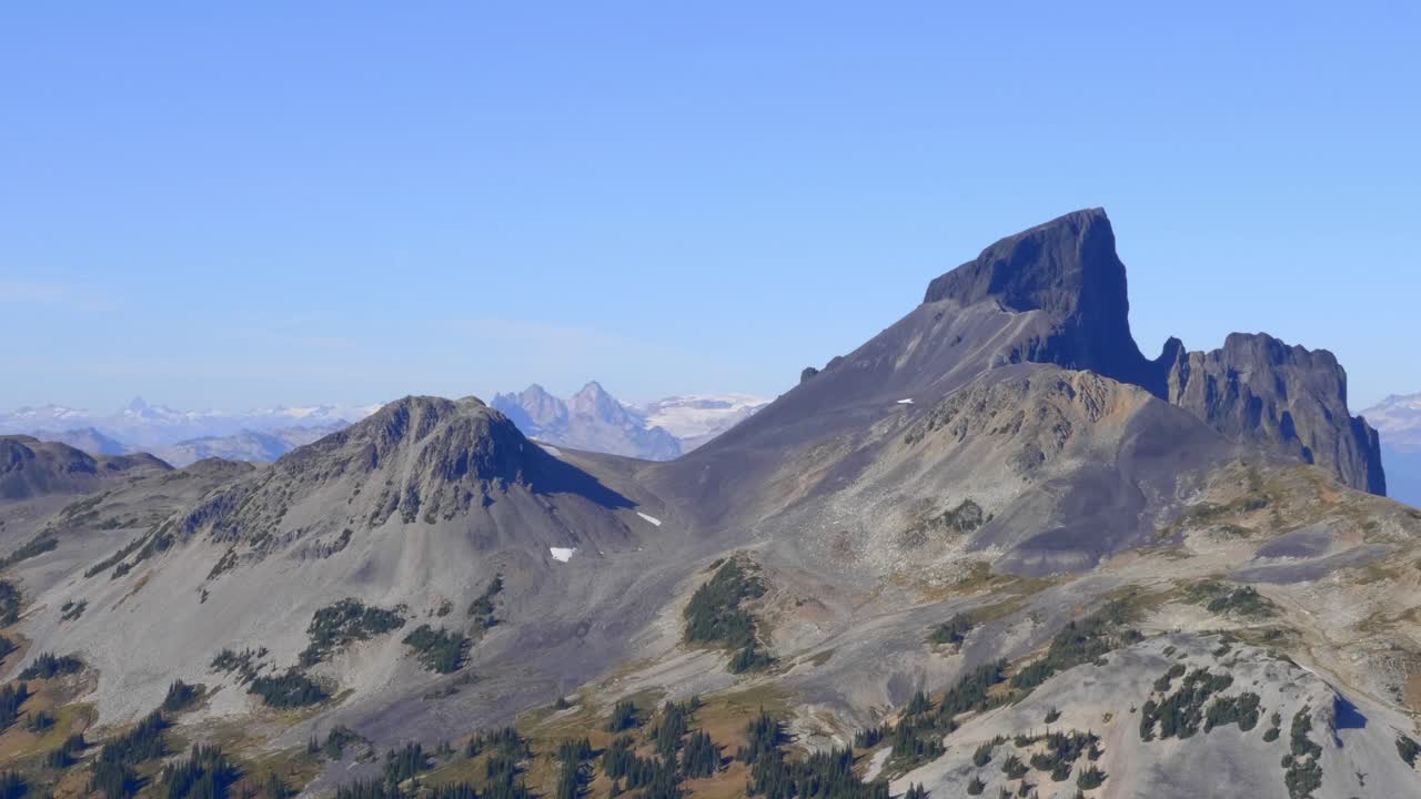 Puncak Gunung Black Tusk dari Punggung Bukit Panorama dengan Latar Langit Biru di Taman Provinsi Garibaldi, British Columbia, Kanada