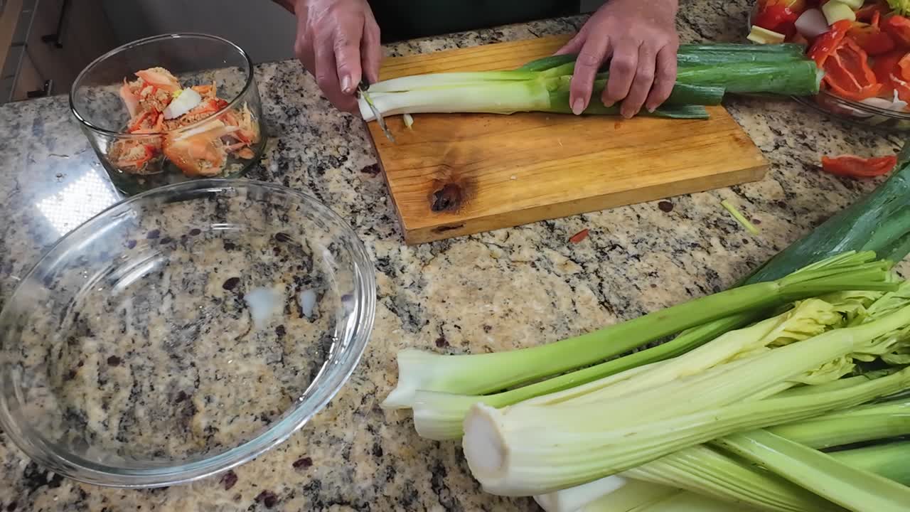 Groene uien hakken in de keuken, culinaire bereiding en versheid