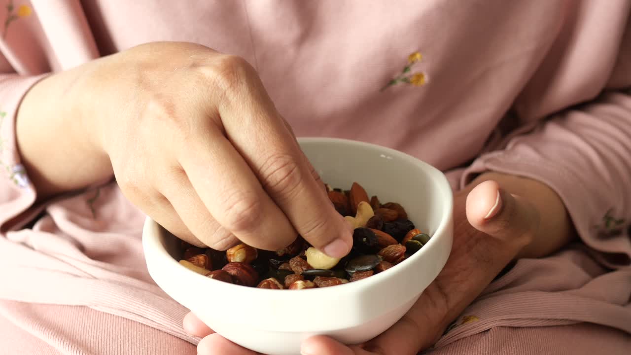 견과류 와 포도주 를 어 먹는 여자