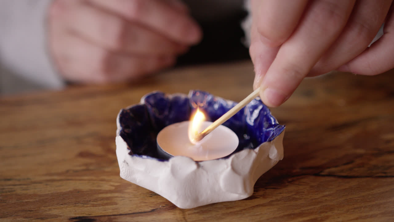 interior acogedor y elegante de la cabaña de la casa del árbol en el bosque