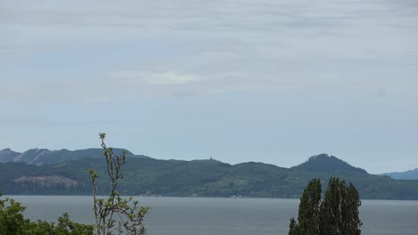 Lapso-De-Tiempo-Nubes-árboles-Montañas-Sobre-El-Río-Columbia-En-Mayo-Oregon-Mirando-Hacia-Los-Bosques-De-Washington