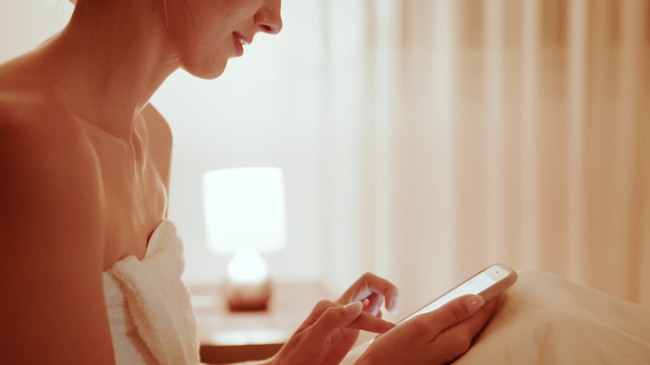 밤에 침대에서 드폰을 사용하는 여자